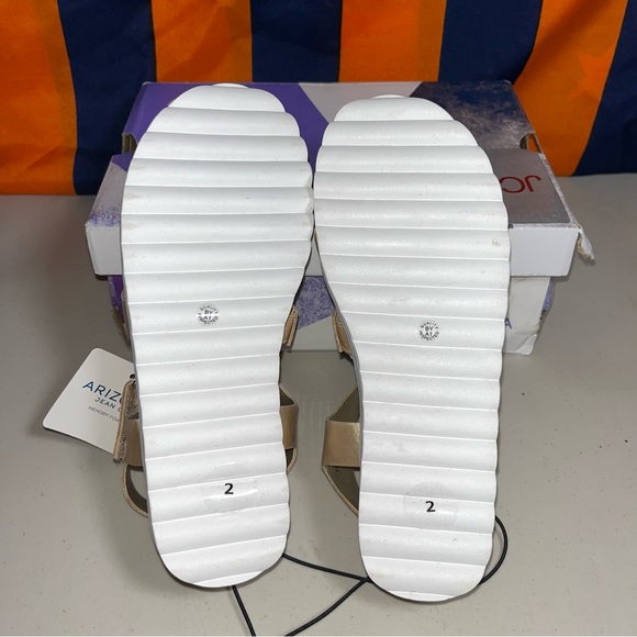 New ARIZONA JEANS CO.
GIRLS COASTAL METALLIC GOLD SLINGBACK FLAT SANDALS SIZE 2M - Picture 9 of 9